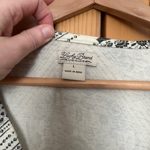 Lucky Brand Sleeveless V-neck Ivory and White Print Blouse Sz Large - Picture 3 of 5